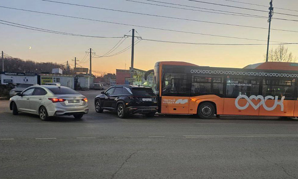 В Омске иномарка столкнулась с пассажирским автобусом 