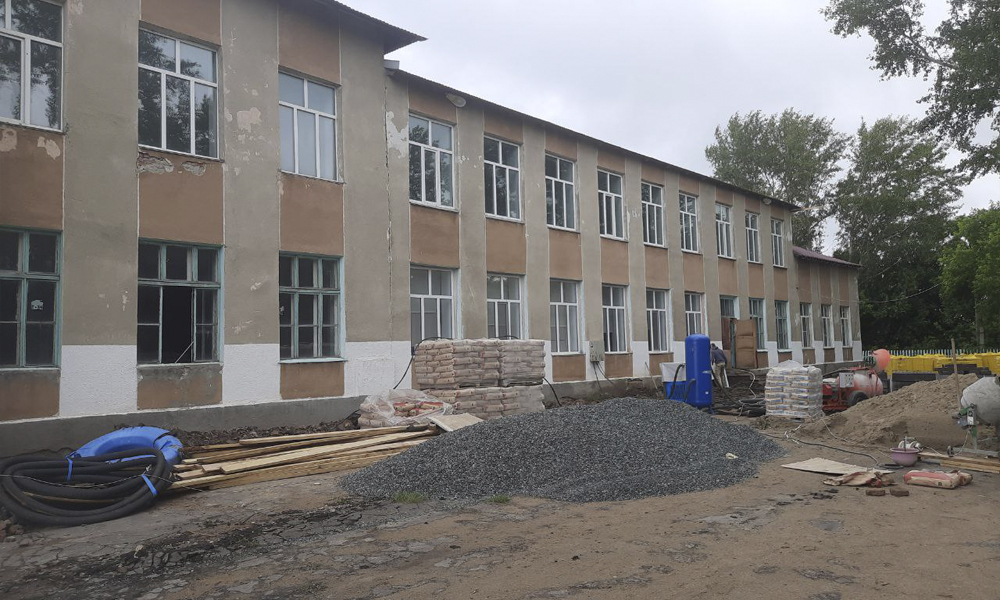 Капитальный ремонт Новосанжаровской школы продолжается 