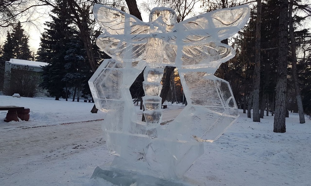 В Омске уже починили ледяную фигуру стрекозы 