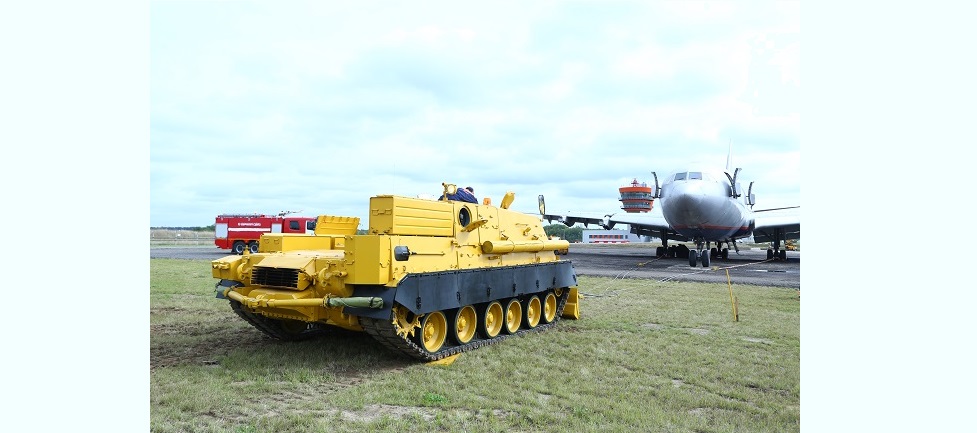 "Омсктрансмаш" создал тягач из бронетранспортёра для самолётов в Шереметьево