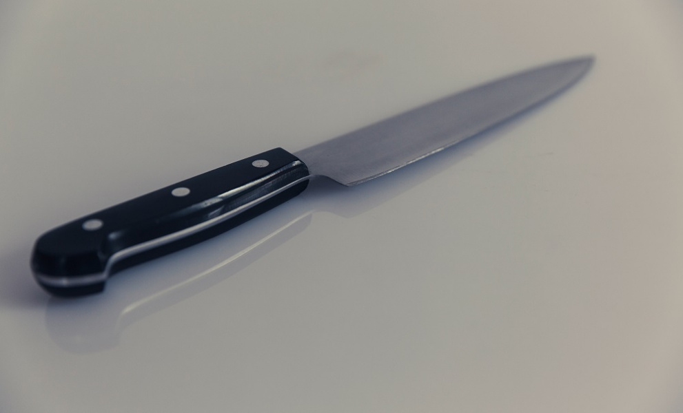 Двое жителей Омской области накануне пострадали от вооружённых ножами женщин