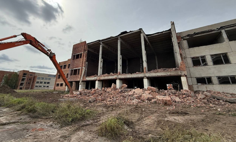 Виталий Хоценко рассказал, что рабочие начали сносить устаревшие строения аэропорта Омск-Фёдоровка 