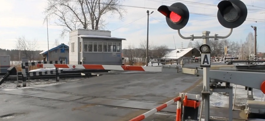 В Омске локомотив протаранил легковушку