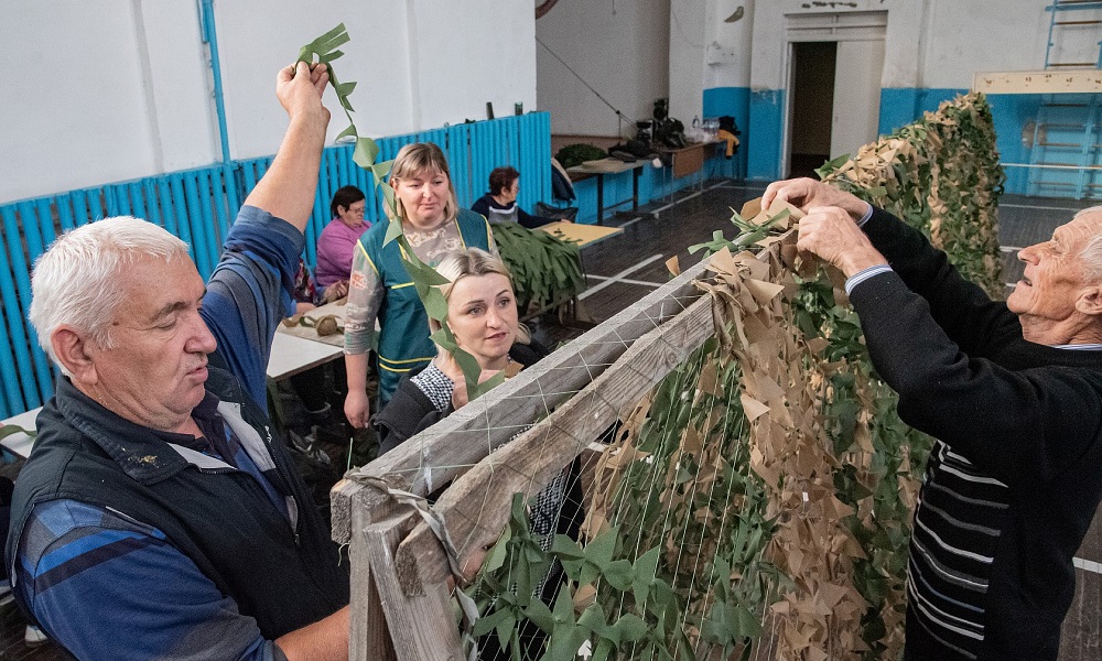 Жители омской деревни плетут маскировочные сети для бойцов СВО 
