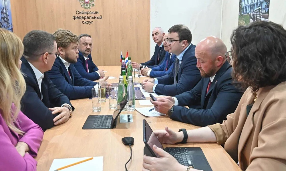 Виталий Хоценко обсудил с руководителем ГК «Догма» Денисом Морозовым ход строительства микрорайона «Снегири»