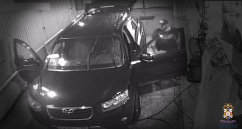 В Омске автомойщик украл у клиента 60 000 и потратил их на алкоголь, еду и цветы