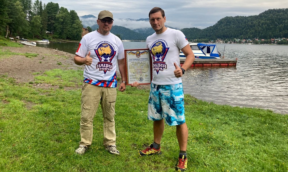 Омский пловец-экстремал установил рекорд, переплыв озеро Телецкое