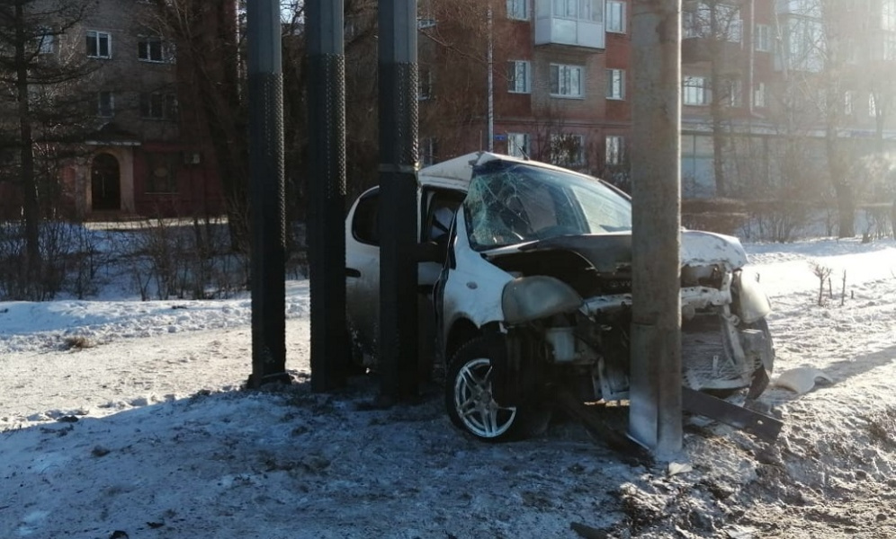 В Омске женщина на Toyota Vitz врезалась в столб и погибла