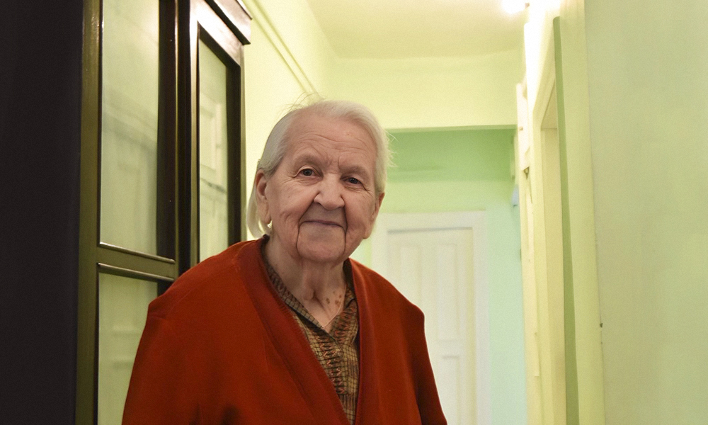 Мэр Омска Сергей Шелест помог труженице тыла Раисе Кулолаевой с ремонтом