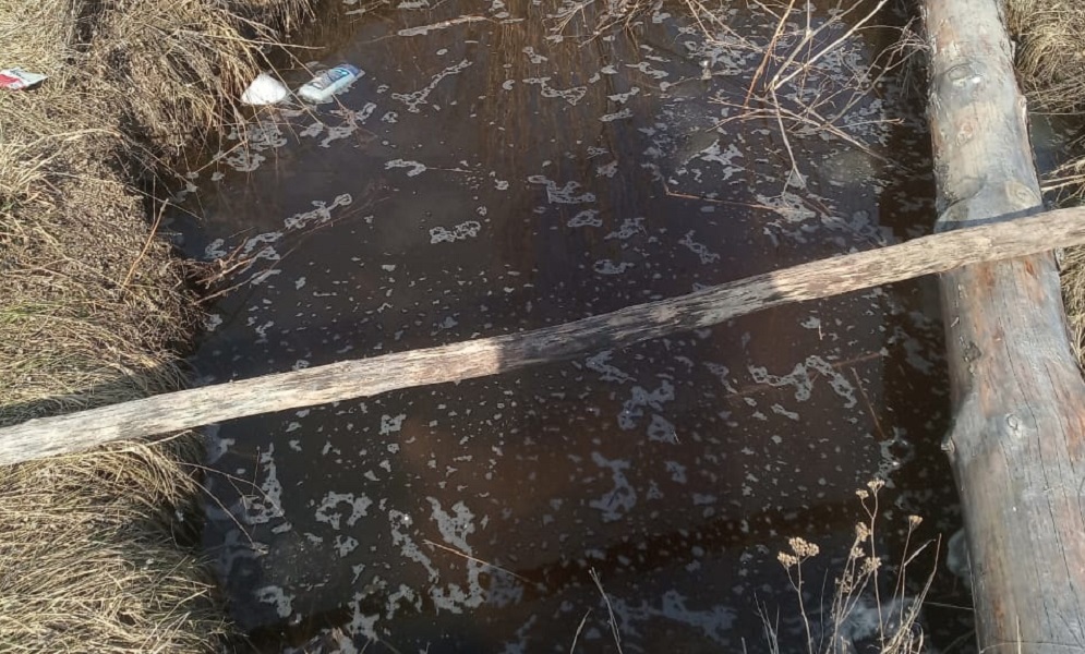 Омские силовики выясняют, почему в деревне Тайчи не закопали выгребную яму, в которую упал ребёнок