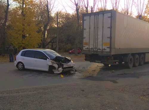 После ДТП омич оставил пострадавшую женщину в машине и скрылся