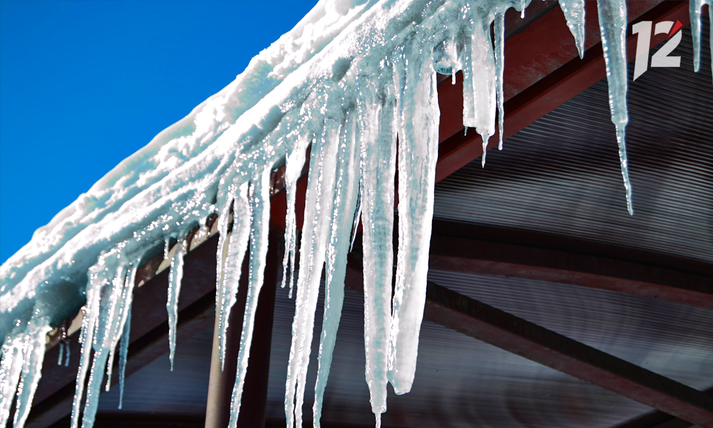 Омская прокуратура разобралась в ситуации с падением льда на школьницу 