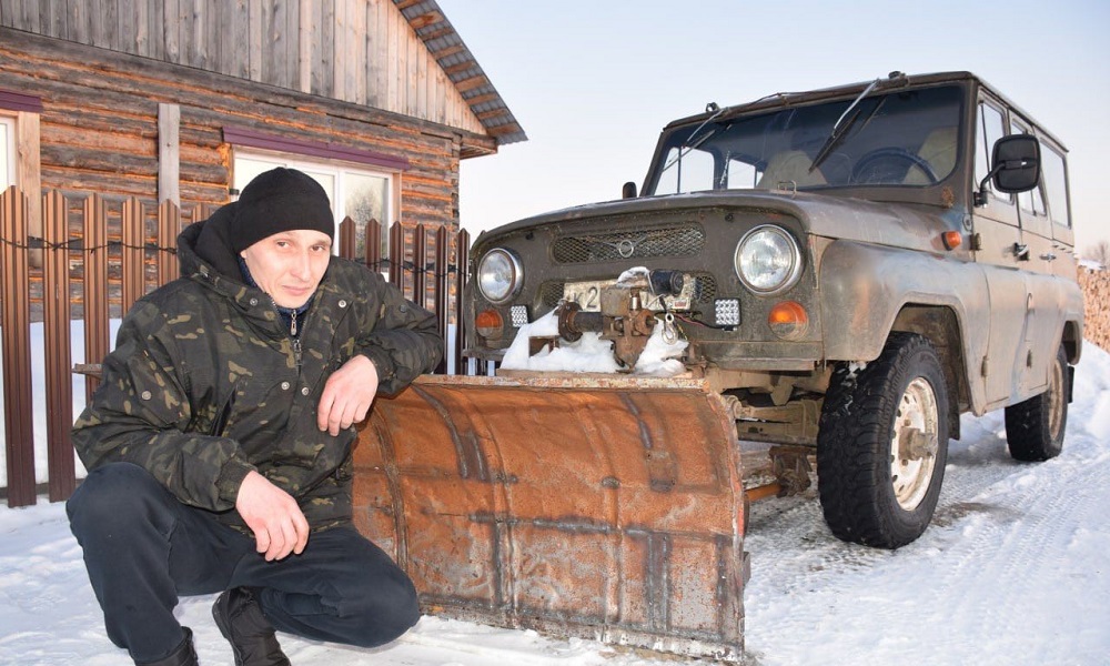 В Тевризском районе изобрели ковш для уборки снега