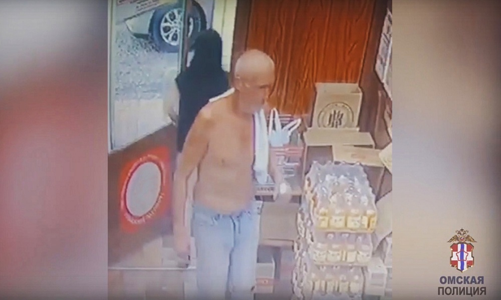 В Омcке разыскали мужчину, который ходил по магазину с голым торсом и оплачивал покупки чужой картой