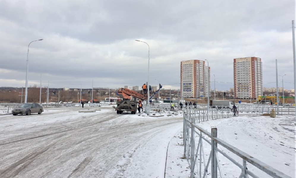 Завершается установка ограждений: в Омске готовятся к сдаче новой дороги-дублёра улицы 70 лет Октября 