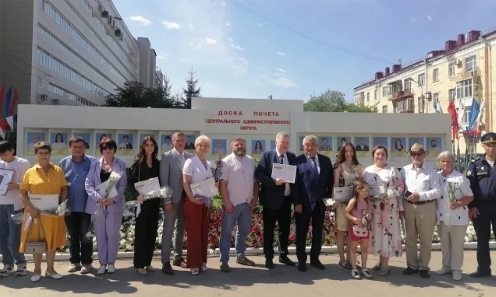 В Центральном округе Омска торжественно открыли новую Доску почёта