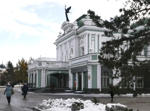 Омичи смогут купить билеты в театр за полцены
