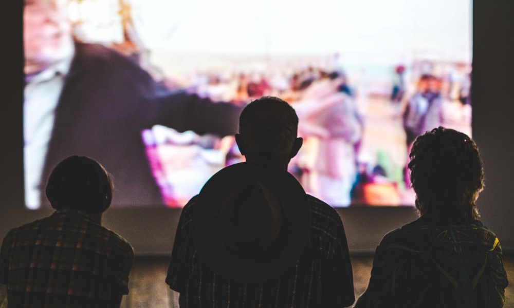 В сквере у омского Дома кино можно посмотреть фильмы под открытым небом