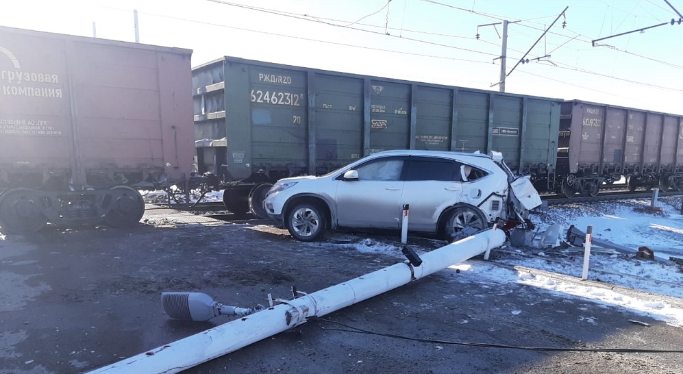 Под Омском Honda C-RV влетела в движущийся грузовой поезд