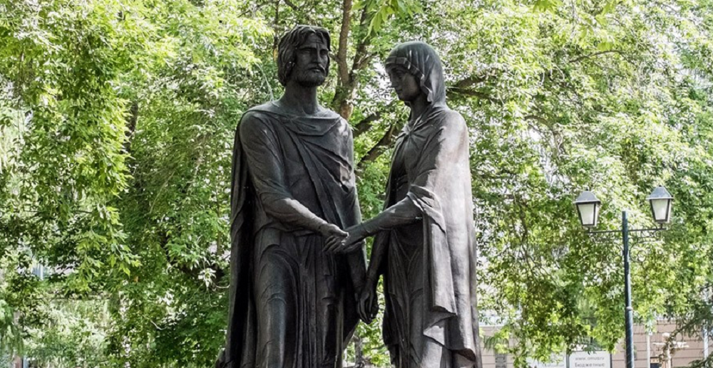 Первые лица региона поздравили омичей с Днём семьи, любви и верности