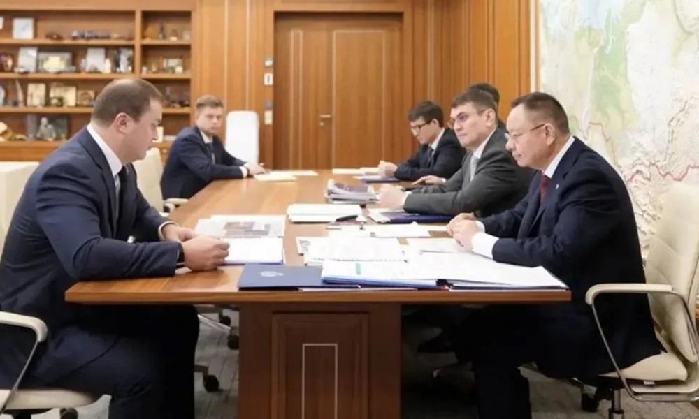 Виталий Хоценко и Ирек Файзуллин обсудили развитие жилищного строительства в Омской области
