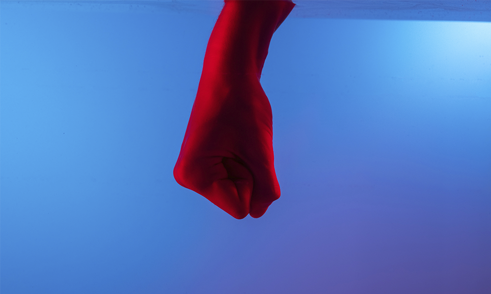 В Омской области сосед избил мужчину кочергой