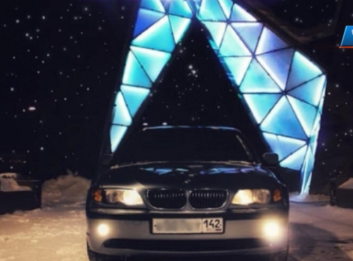 Полицейские заинтересовались омичом, припарковавшим авто под аркой на Валиханова