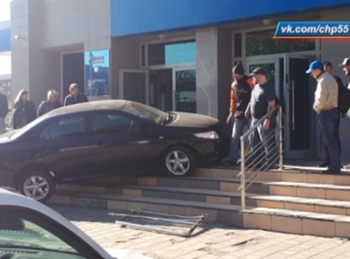 В Омске Toyota заехала на крыльцо банка