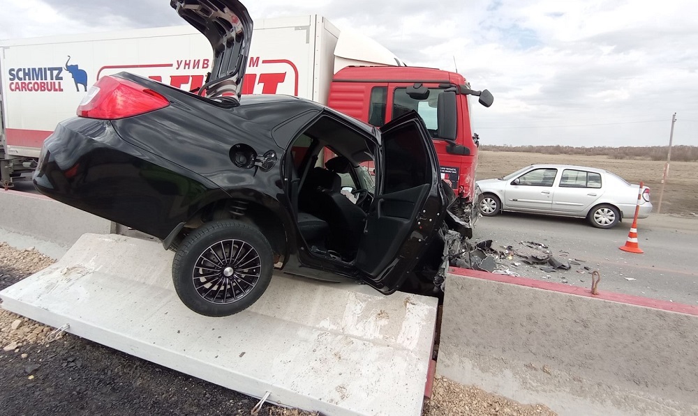 «Не понял, как это произошло»: на трассе Тюмень — Омск легковушка влетела в большегруз