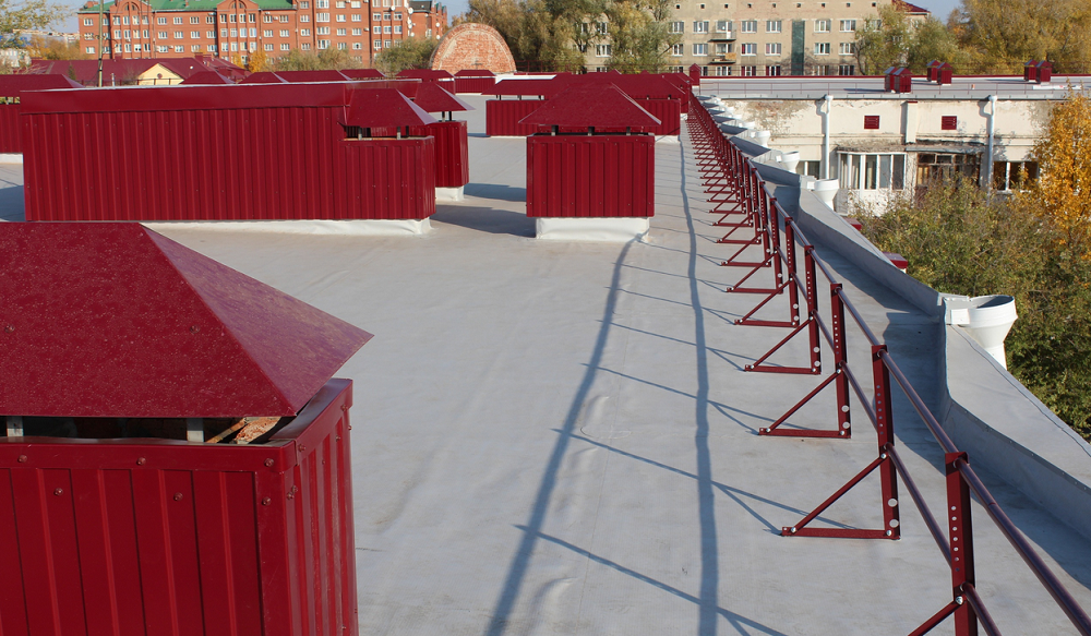 Мембранная крыша и 40 обновлённых шахт вентиляции: капремонт в доме на Маркса завершён