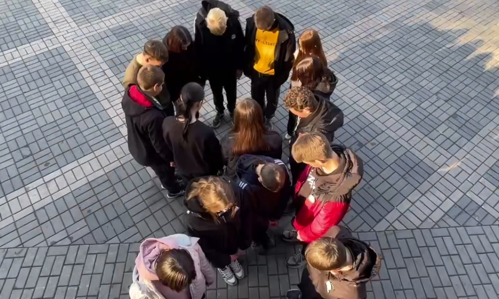 Юные омичи приняли участие во флешмобе, посвящённом присоединению Донбасса к России