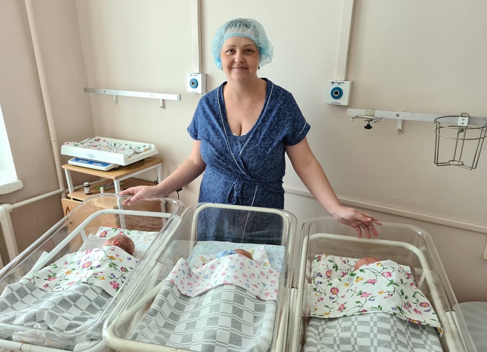 В Омске родились тройняшки