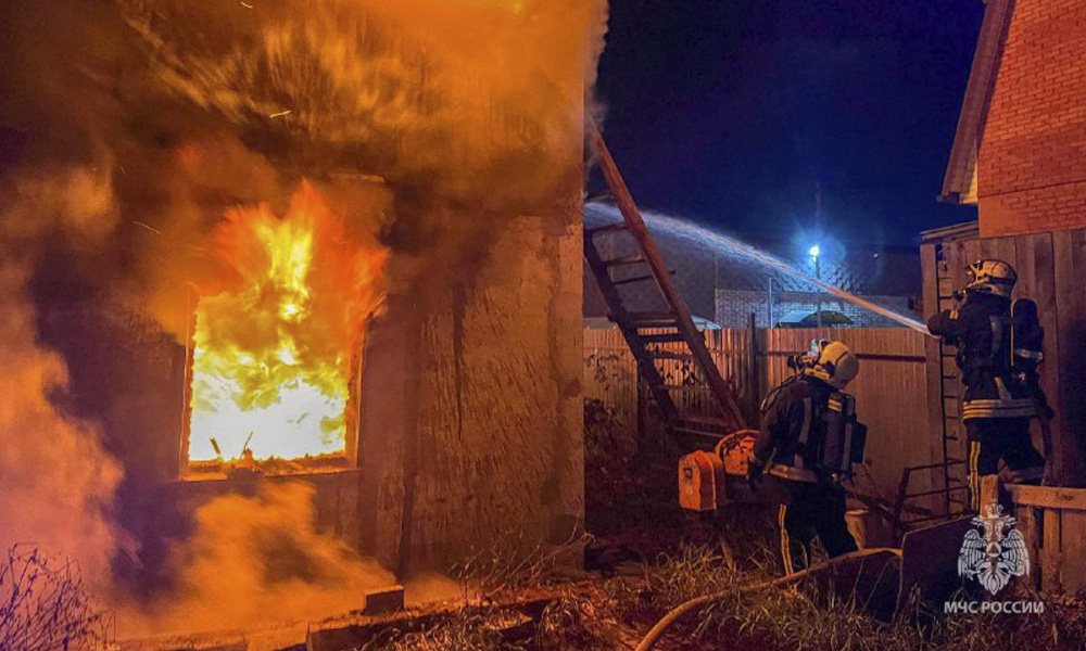 В Омской области горел жилой дом в селе Дружино 