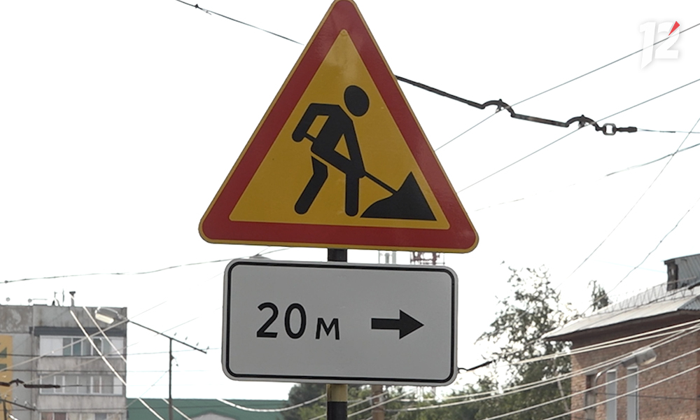 Омские специалисты не приняли новый асфальт, который уложили на улице Маяковского 