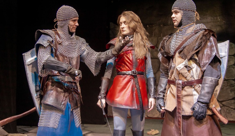 "О страстях и самопожертвовании": омским актёрам пришлось научиться историческому фехтованию