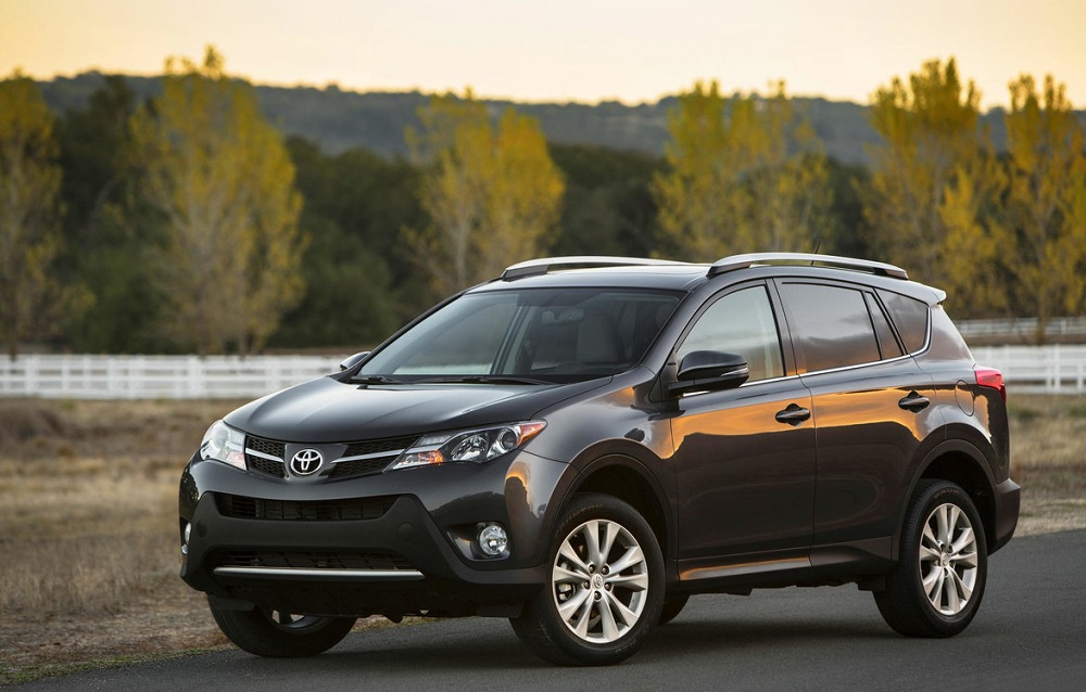 Подросток на Toyota RAV4 слетел в кювет на омской трассе