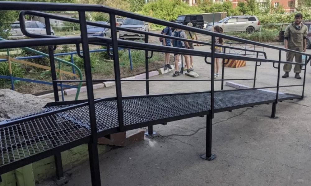 В Омской области за 2022 год установят более 60 пандусов для колясочников в жилых домах 