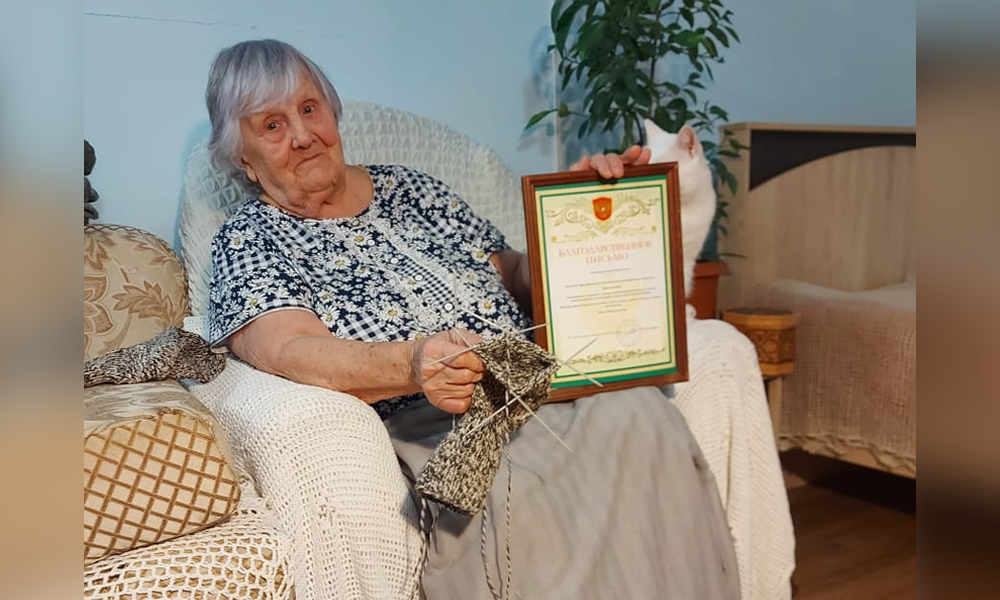 91-летняя омичка связала более 150 пар носков для участников СВО