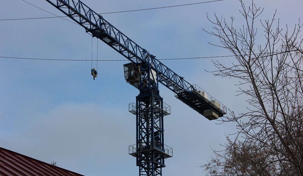Омская мэрия через суд добилась освобождения участка на бульваре Мартынова от заброшенной стройки 