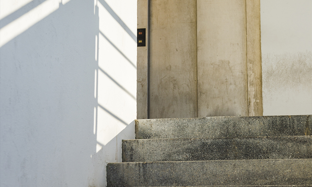 Суд обязал омичей устранить захламление на лестничной площадке