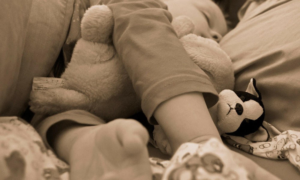 С омичкой, которая оставила сына-инвалида одного с температурой, будут работать психологи 