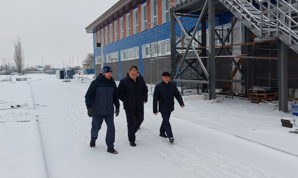 Председатель комитета по образованию омского Заксобрания проверил ход строительства школы в Черлаке