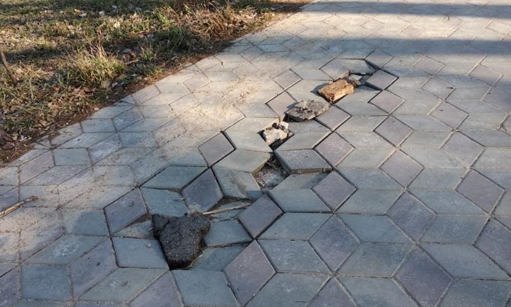 Омичи вновь пожаловались на провалившуюся плитку в сквере Молодожёнов 