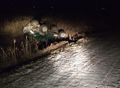 УАЗ на омской трассе вылетел в кювет и опрокинулся
