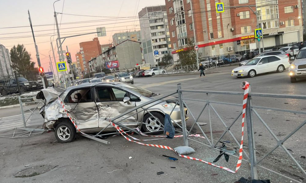В Омске иномарка столкнулась с грузовиком на перекрёстке улиц Б. Хмельницкого и Омской