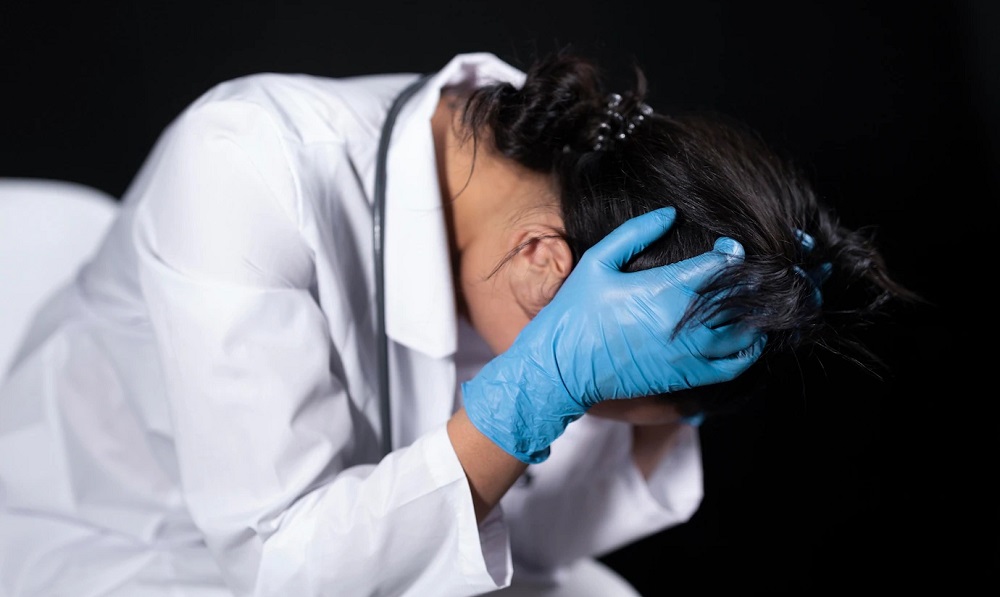 В отношении девушки, под воздействием наркотиков напавшей на медсестру, возбуждено уголовное дело