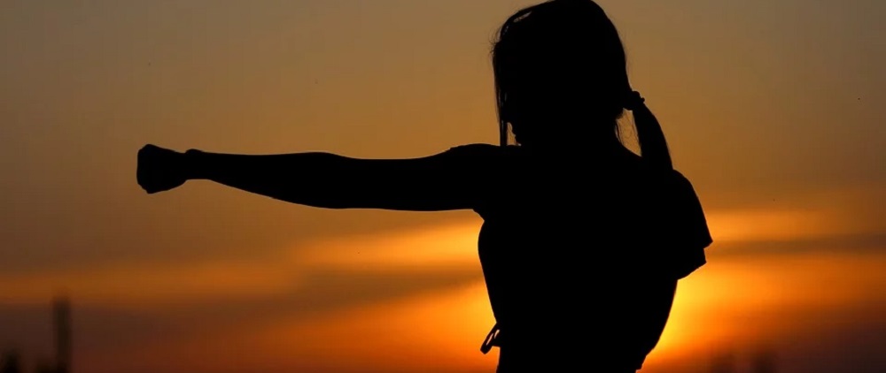 Омская школьница сломала приятельнице нос за "неправильный" выбор магазина одежды