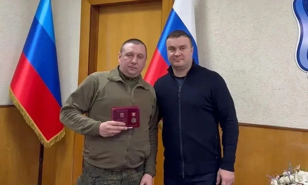 Губернатор Омской области в ЛНР наградил 16 человек медалью «За участие в СВО»