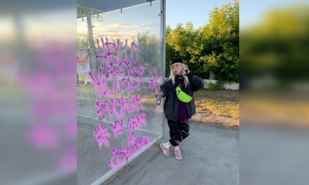 Юная омичка решила «украсить» остановку нецензурной надписью