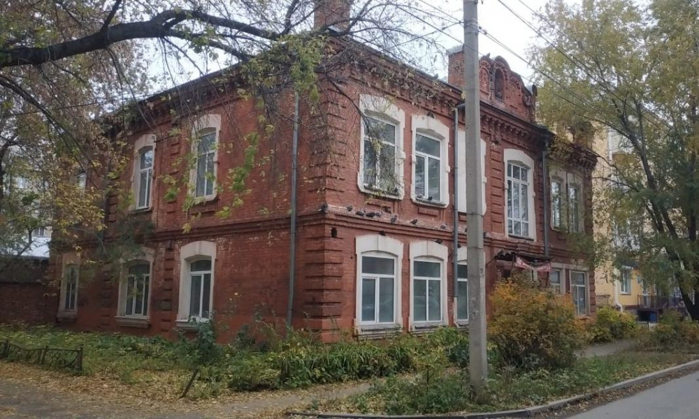 Застройщик выкупил старинный особняк у ТЦ «Омский» за 9 млн рублей, обойдя компанию, схожую по названию с другим его активом